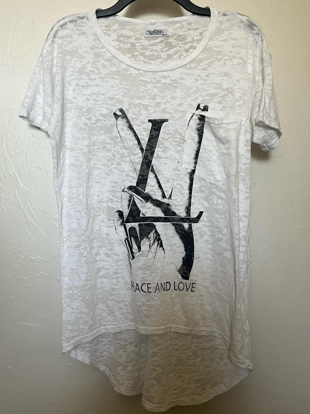 LAUREN MOSHI Peace & Love Graphic Burnout Pocket Tee Sz XS/S High Low White NWOT - Picture 2 of 12